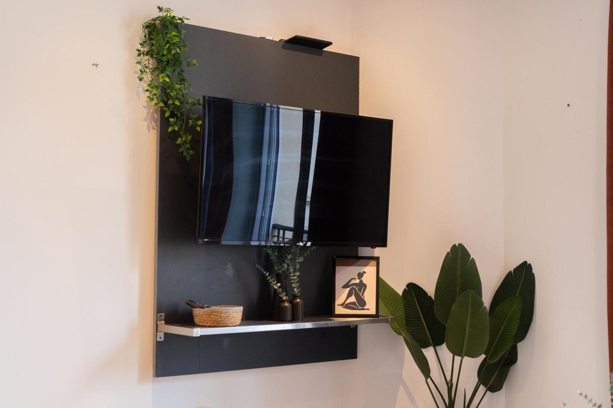 Modern Located In Apartment