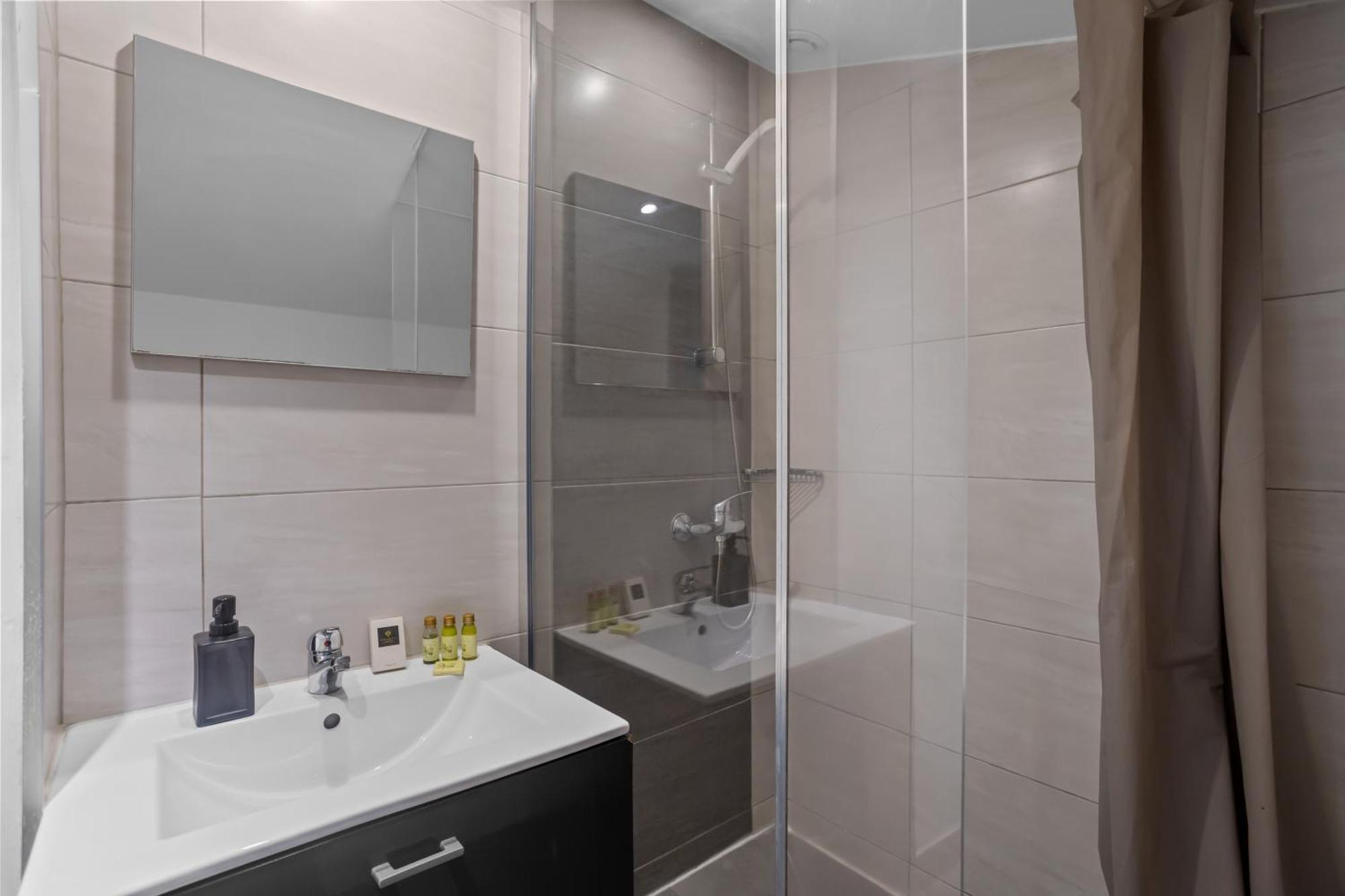 Modern Located In Apartment *