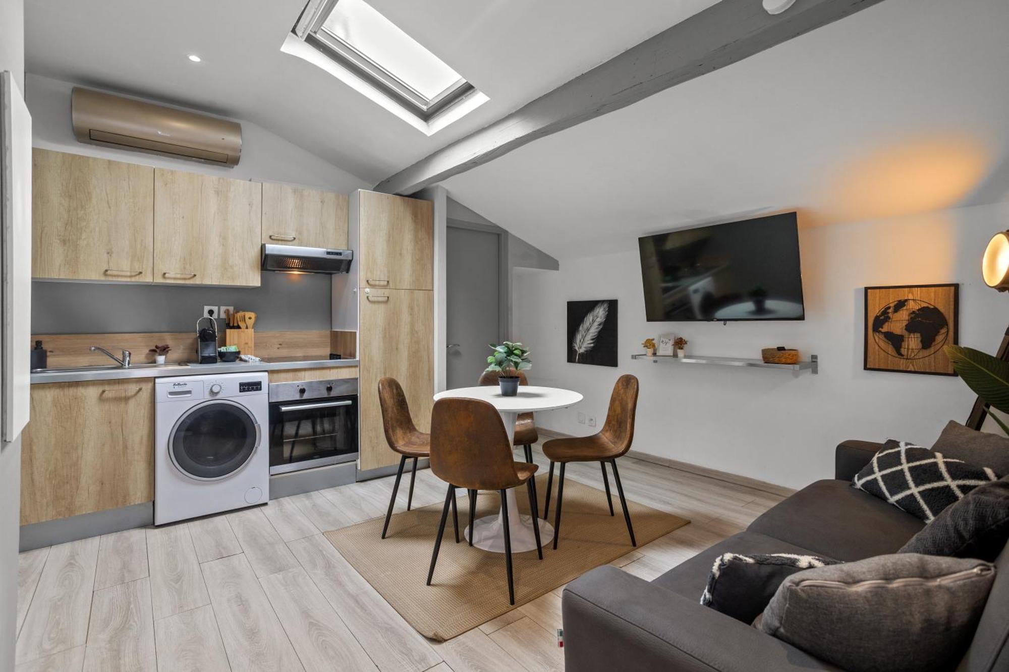 Modern Located In Apartment