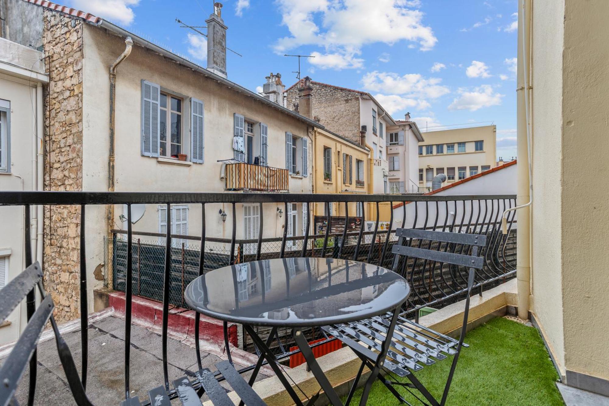 Modern Located In Apartment Cannes