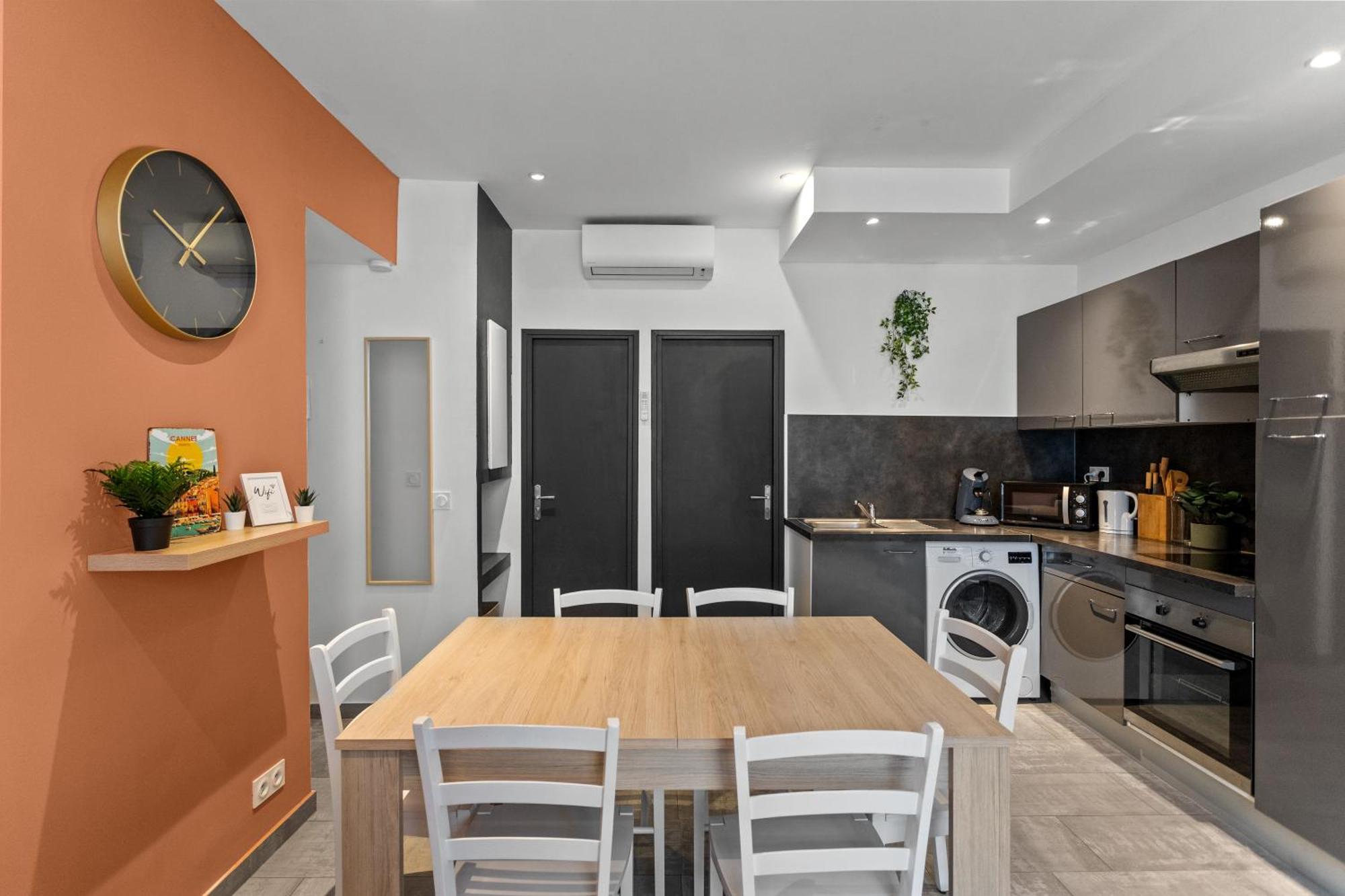 Modern Located In Apartment
