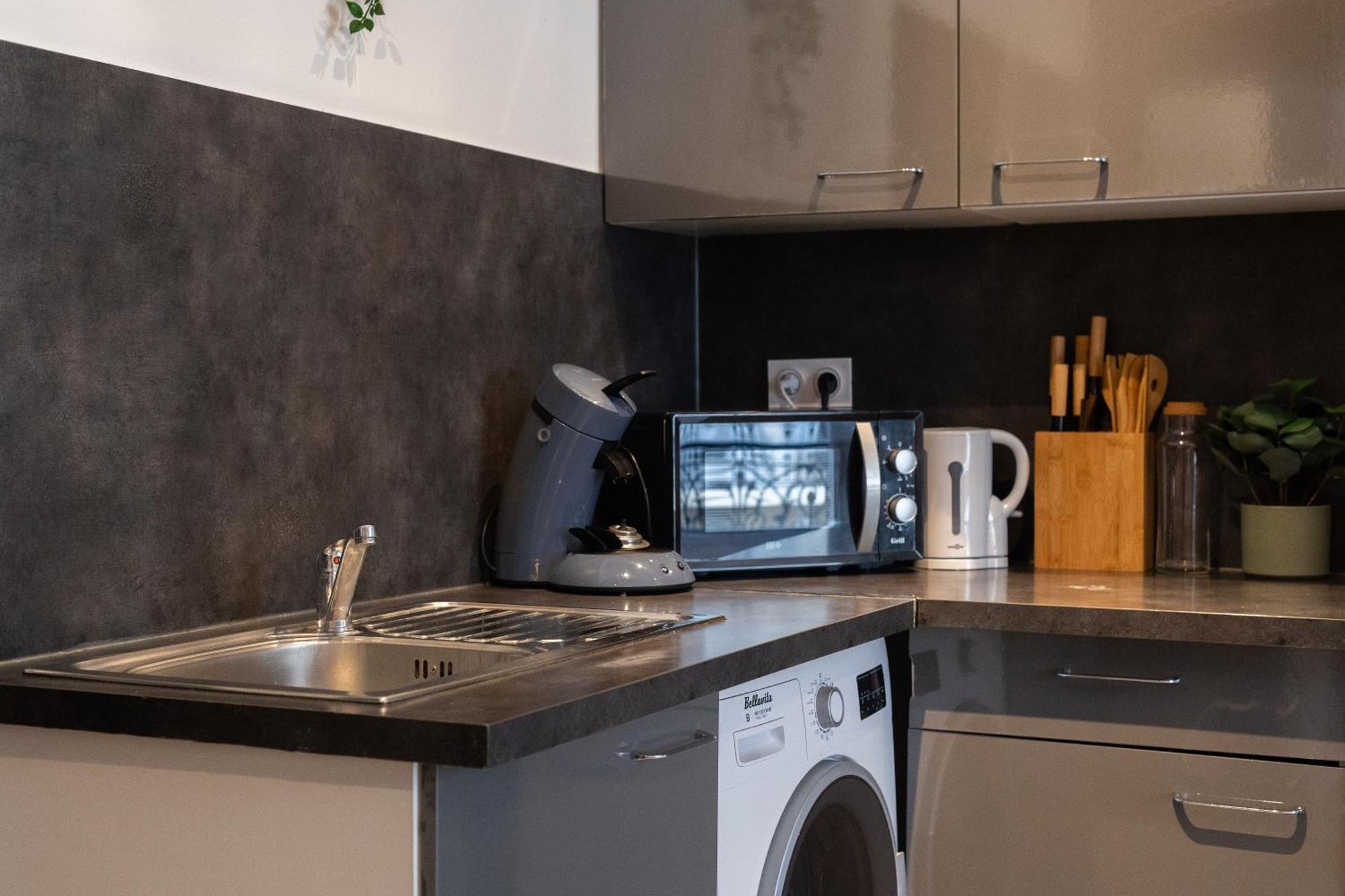 Modern Located In Apartment *