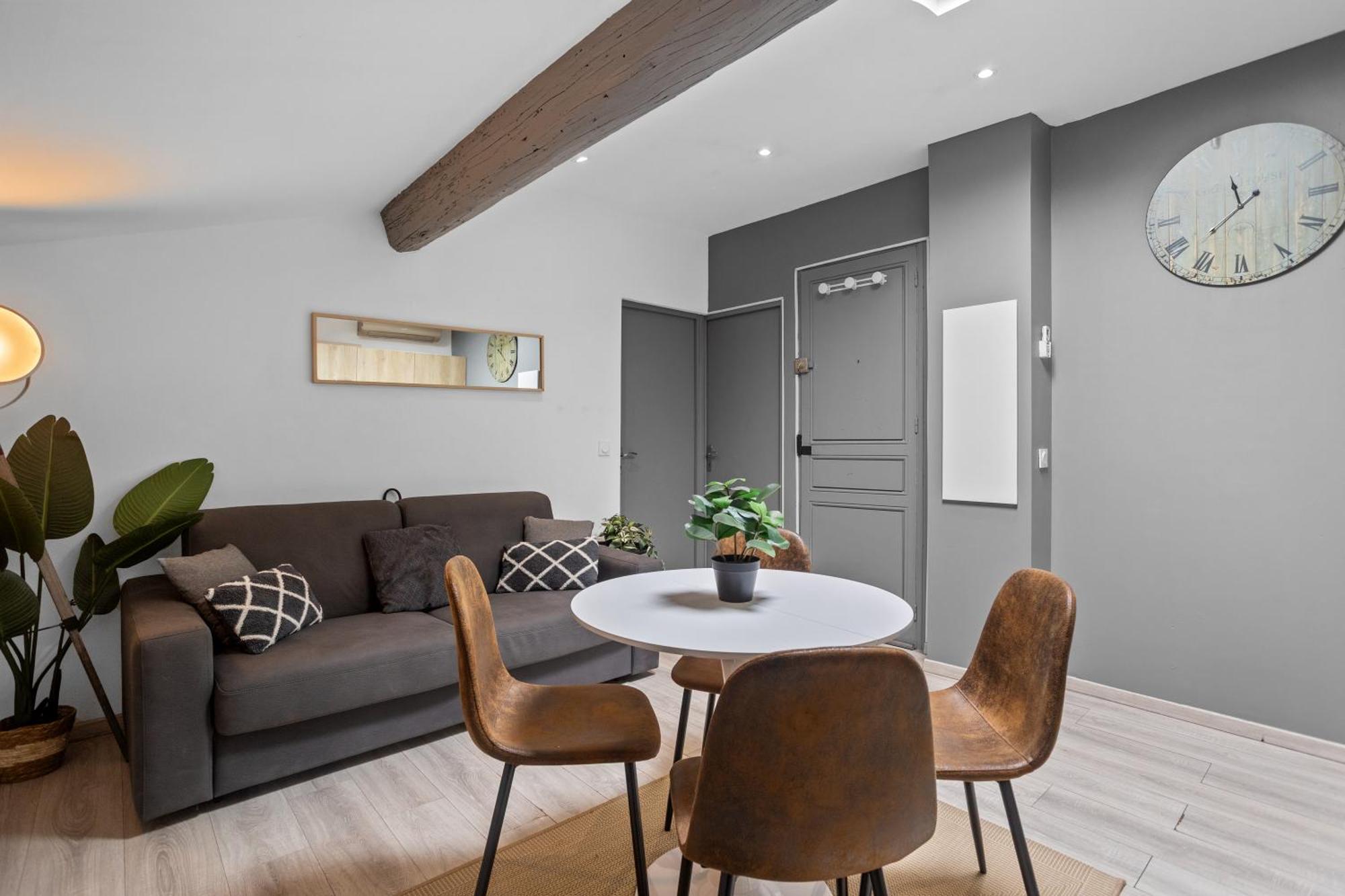 Modern Located In Apartment Cannes