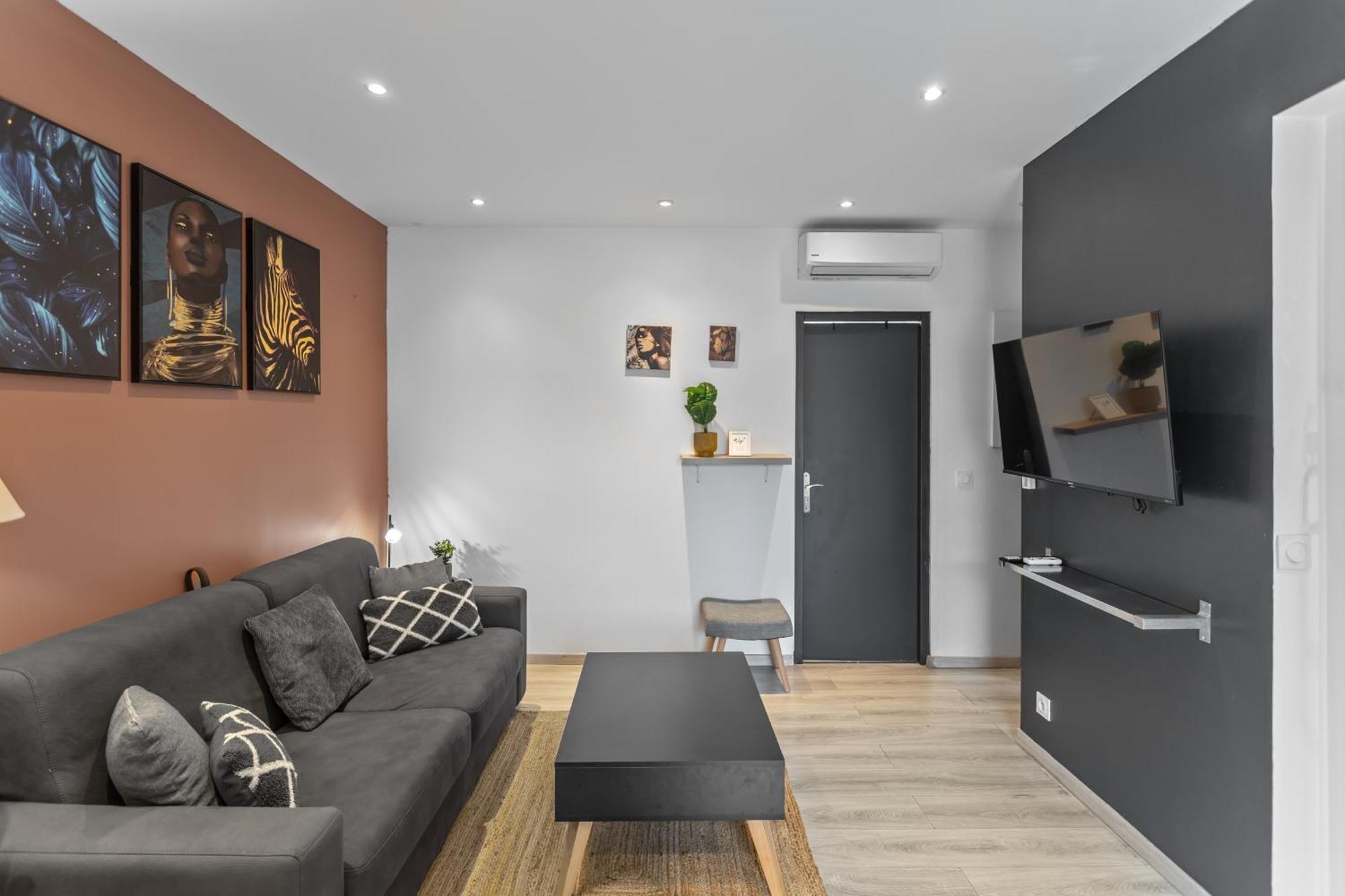 Modern Located In Apartment *