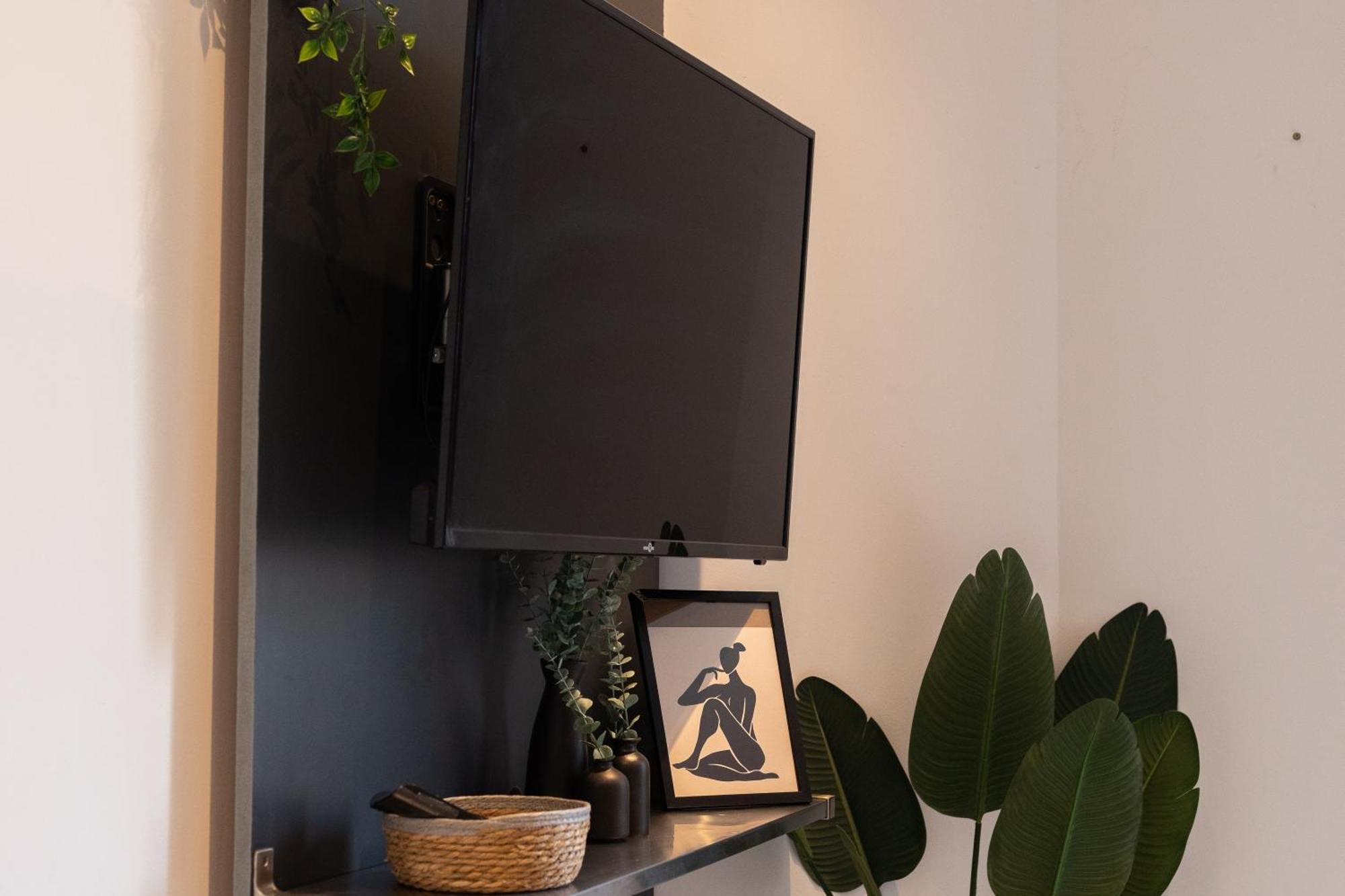 Modern Located In Apartment Cannes