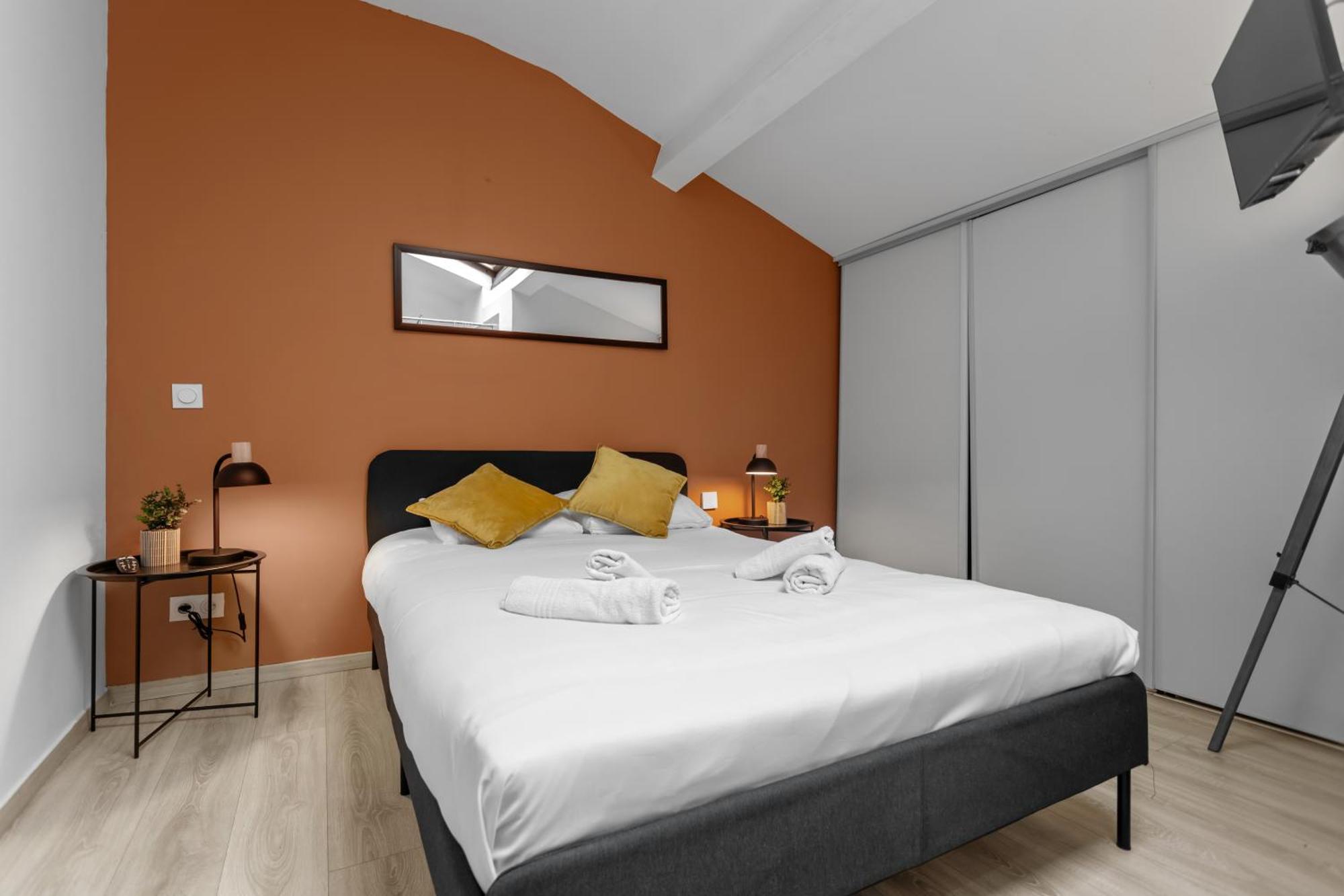 Modern Located In Apartment Cannes
